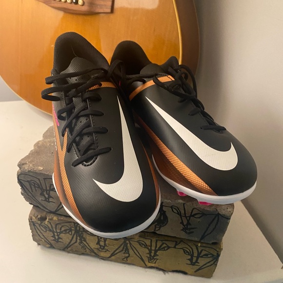 Girls Nike Cleats. Size 4.5 - Picture 1 of 3